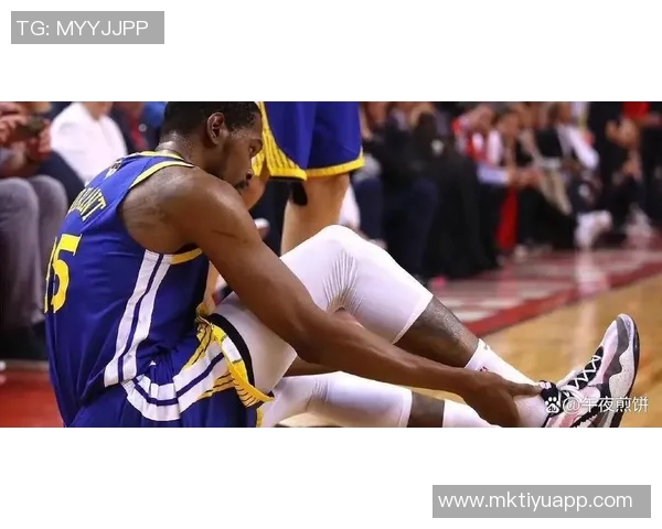 勇士队医澄清库里伤情错误左腿受伤引发关注与讨论